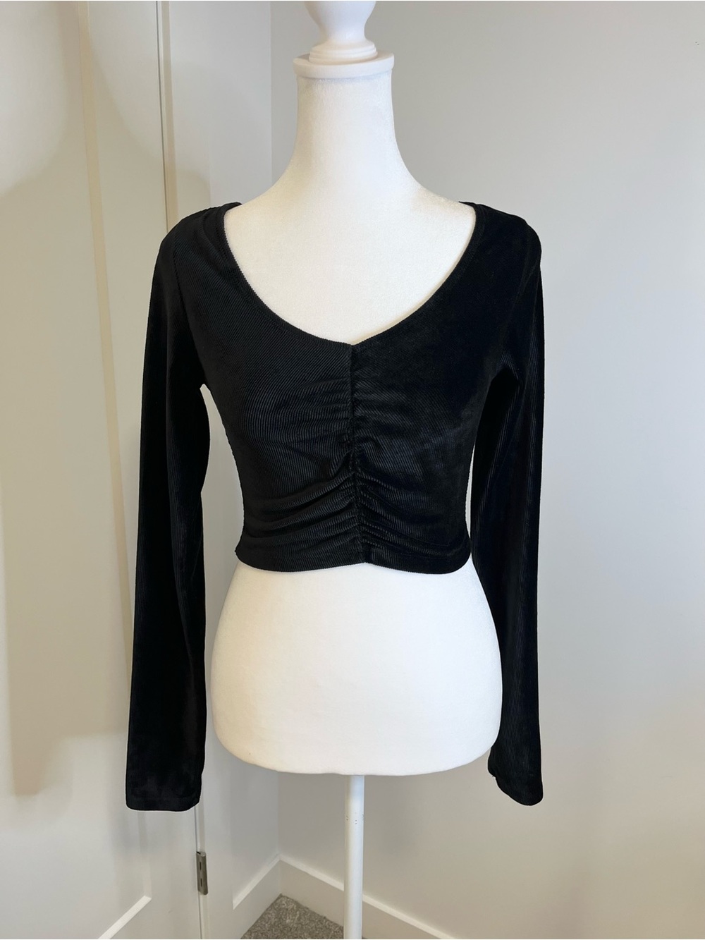 ARDENE Black Ribbed Ruched Long-Sleeve Crop Top - FREE SHIPPING on Bundles $85+